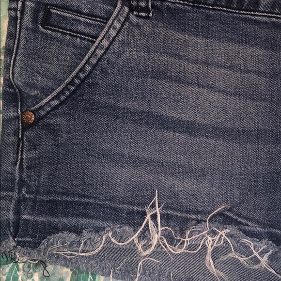 Size 7 denim shorts - Picture 3 of 4